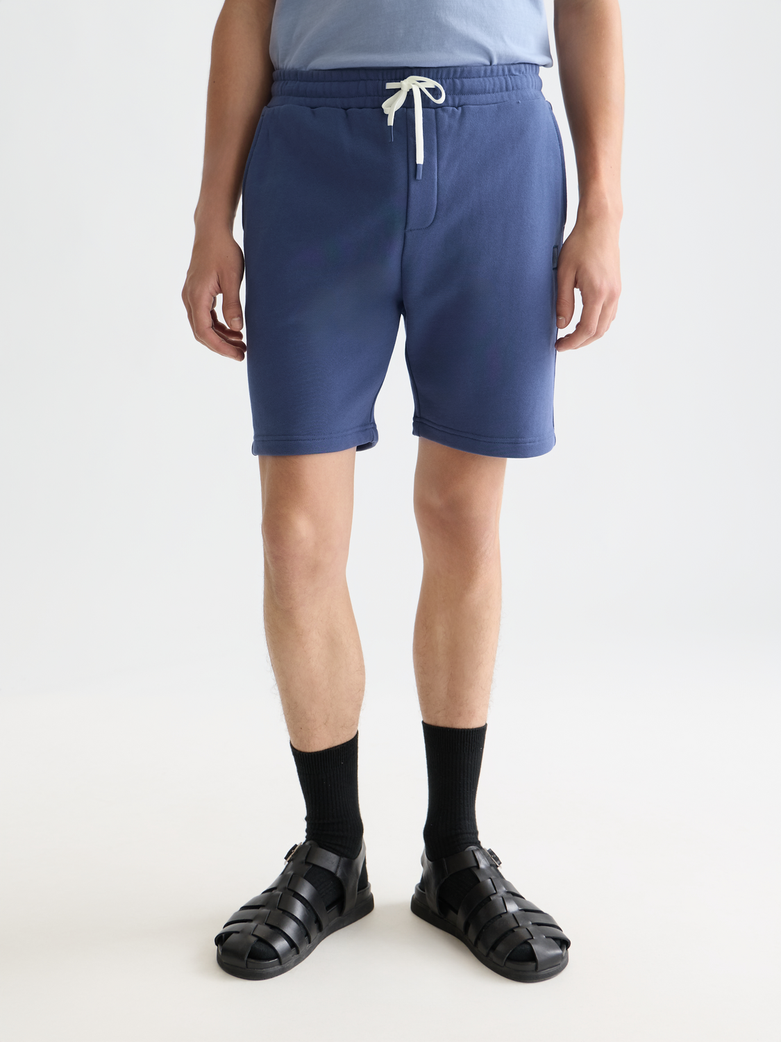 Shorts en molleton coupe régulière avec badge logo