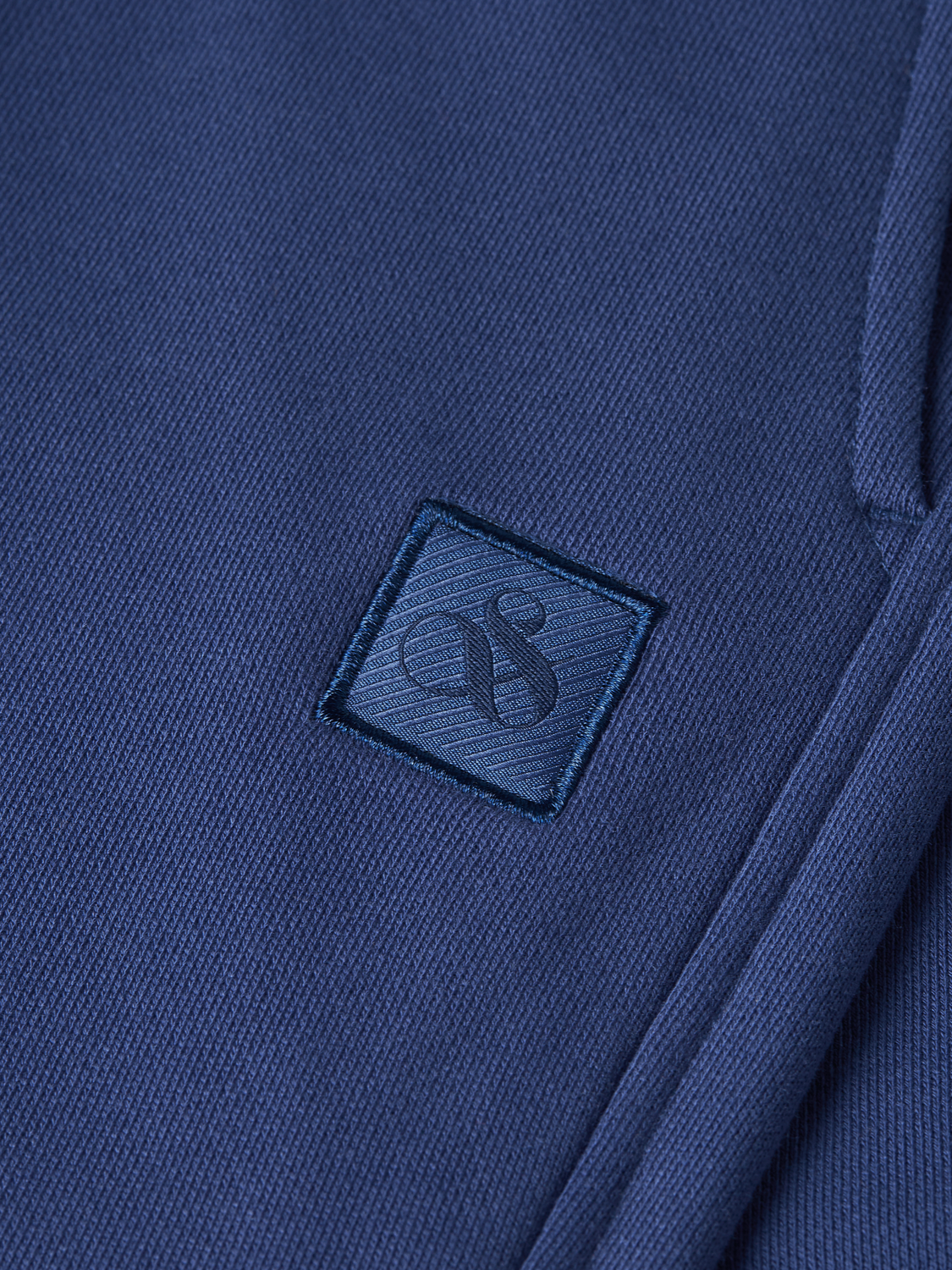 Shorts en molleton coupe régulière avec badge logo