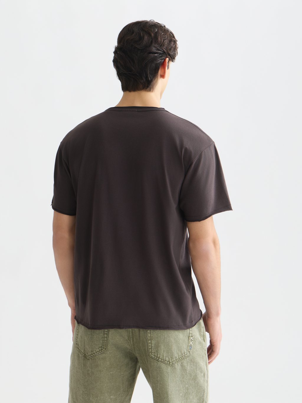 Garment-dyed T-Shirt in entspannter Passform mit offenen Kanten