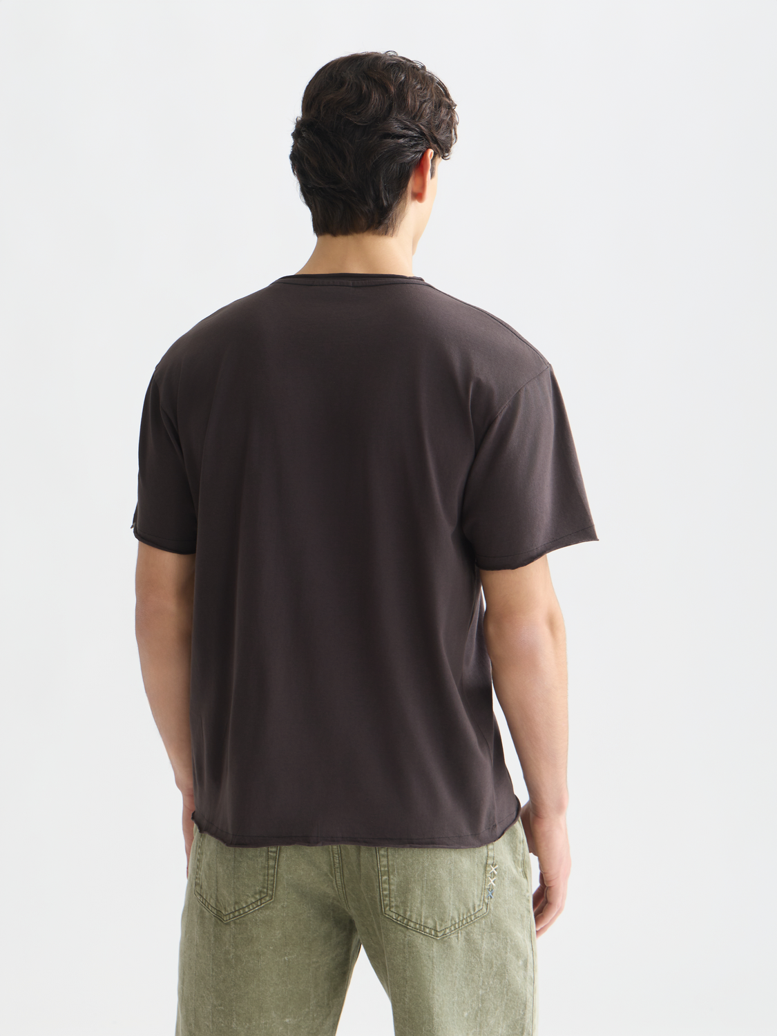 Garment-dyed T-Shirt in entspannter Passform mit offenen Kanten