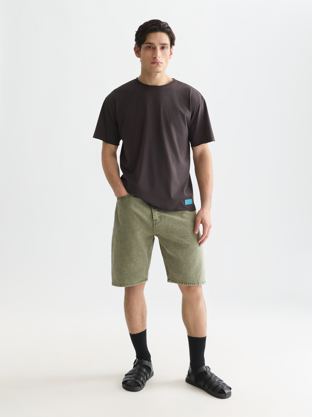 Garment-dyed T-Shirt in entspannter Passform mit offenen Kanten