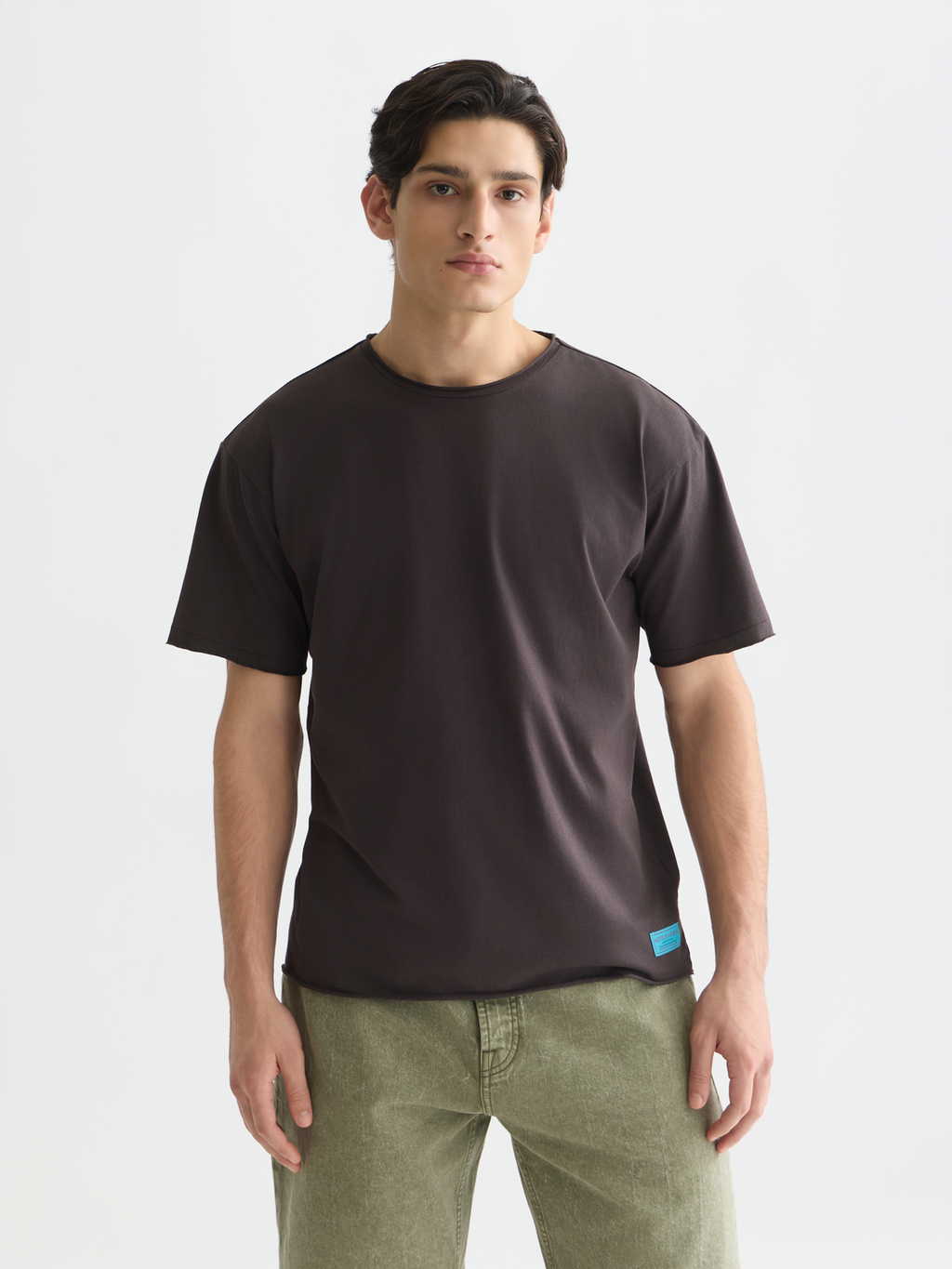 Garment-dyed T-Shirt in entspannter Passform mit offenen Kanten