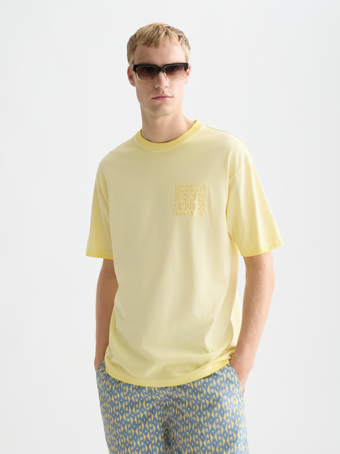 Bestickte Kunstwerke Entspannte Passform Kleidungsgefärbtes T-Shirt