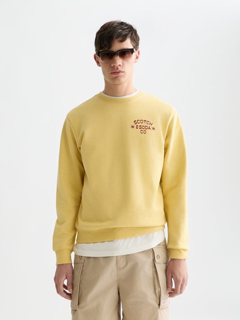 Sweat-shirt coupe classique avec logo sur la poitrine gauche