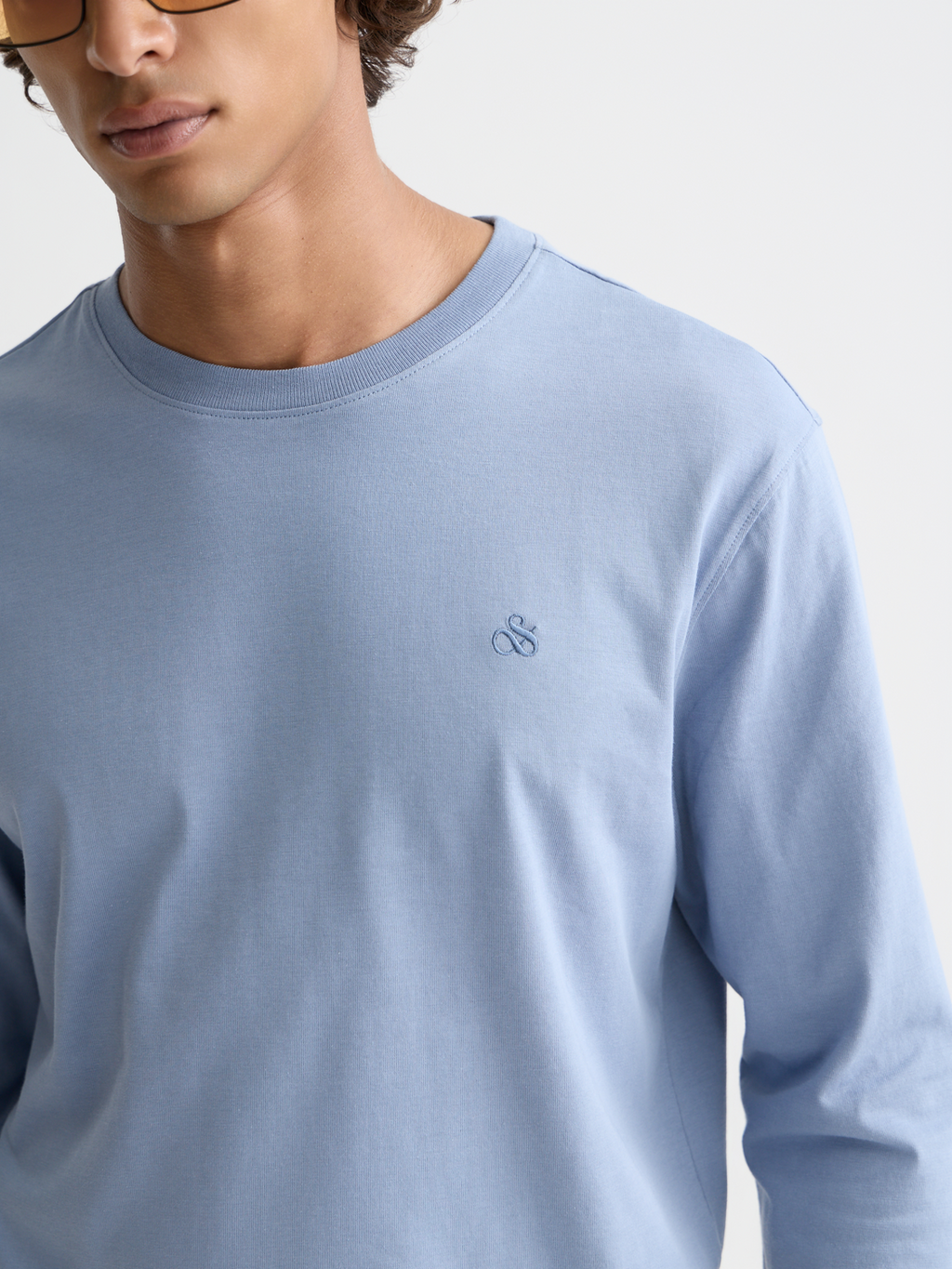 Langärmliges T-Shirt mit Brustlogo im Regular-Fit