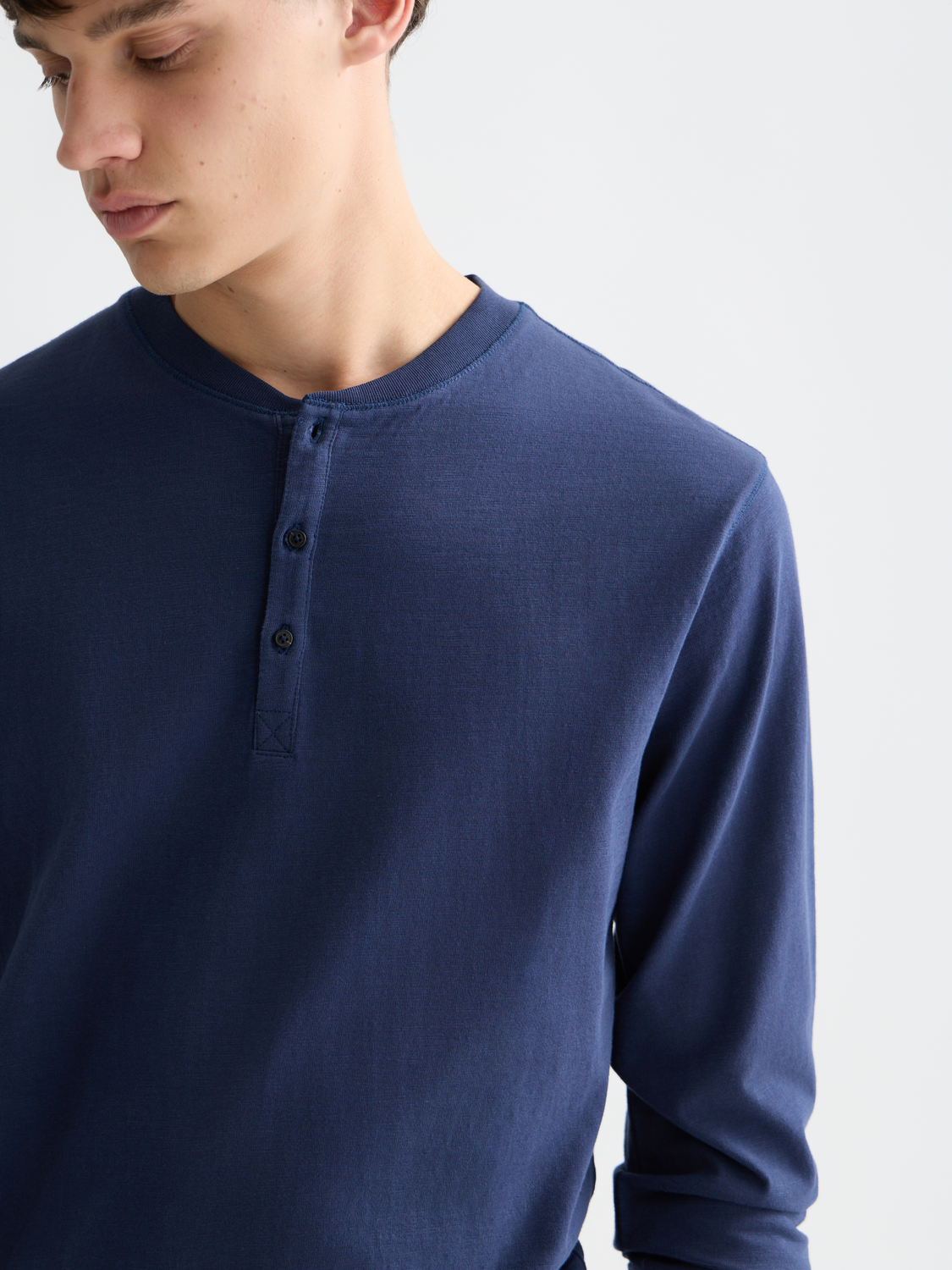 Henley Langarm-T-Shirt aus Slub-Garn in regulärer Passform