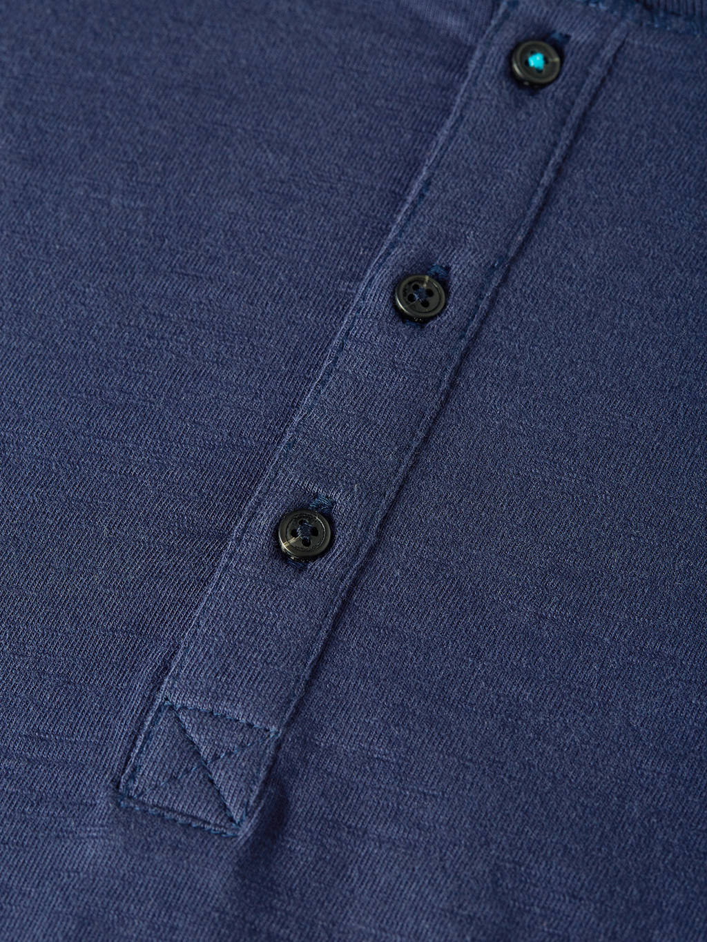 Henley Langarm-T-Shirt aus Slub-Garn in regulärer Passform