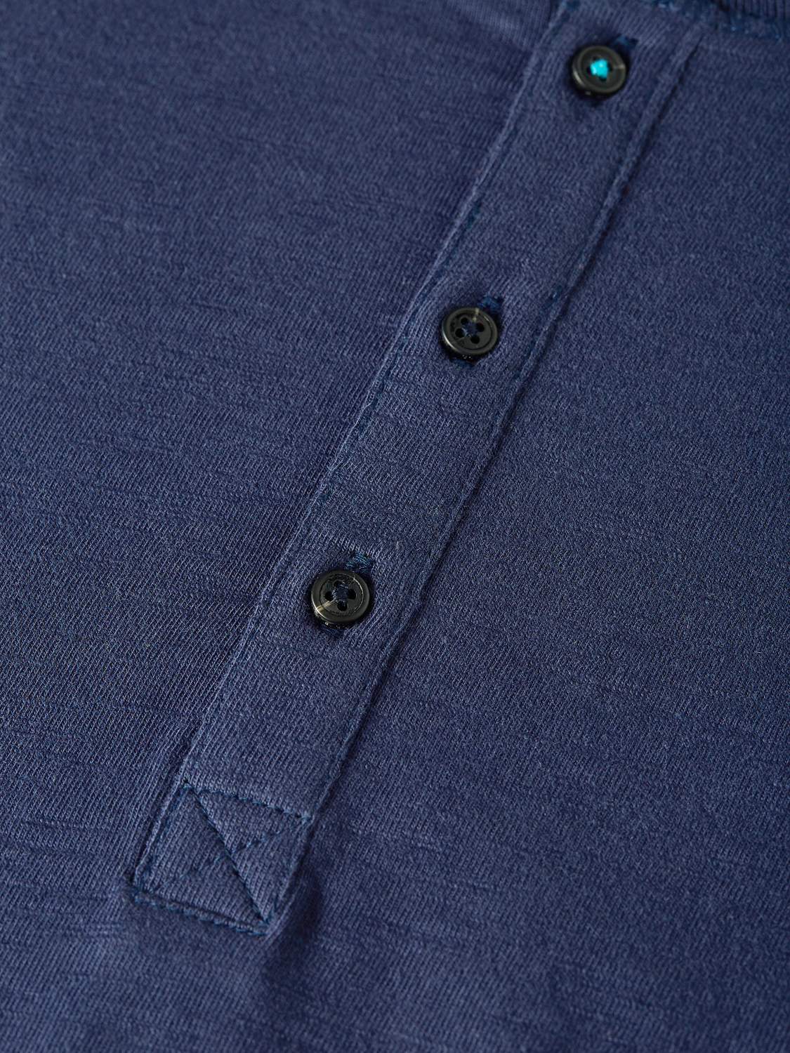 Henley Langarm-T-Shirt aus Slub-Garn in regulärer Passform