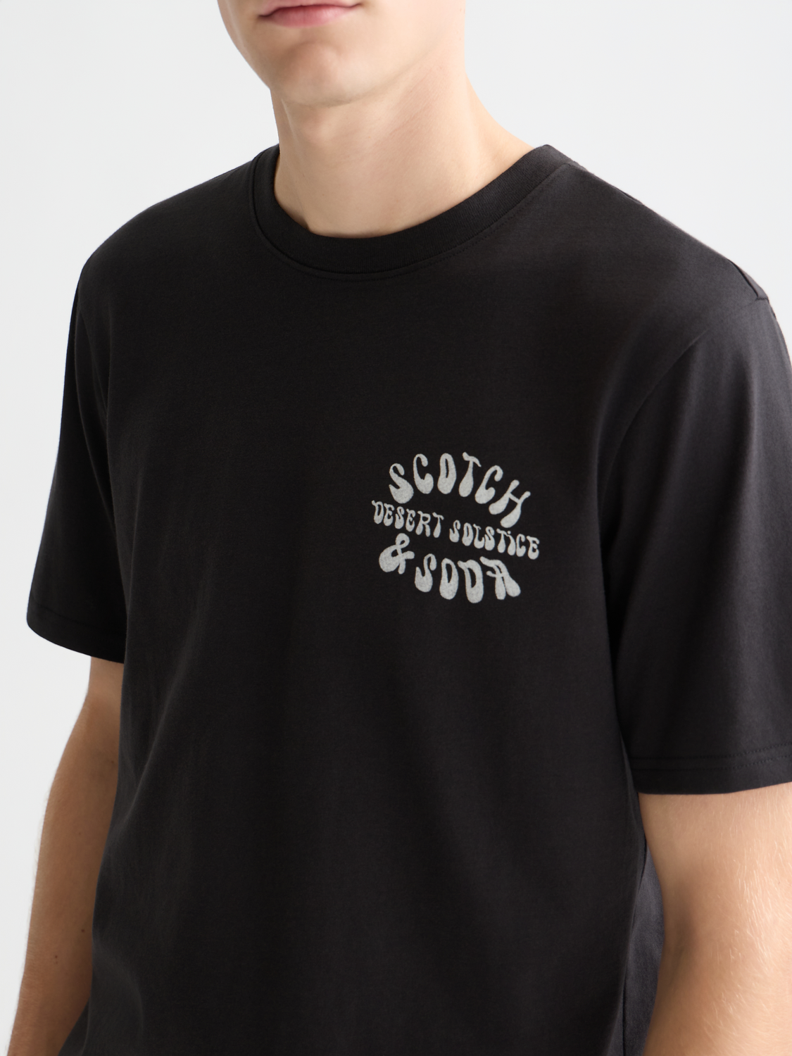 T-Shirt mit Artwork auf der linken Brustseite, normale Passform