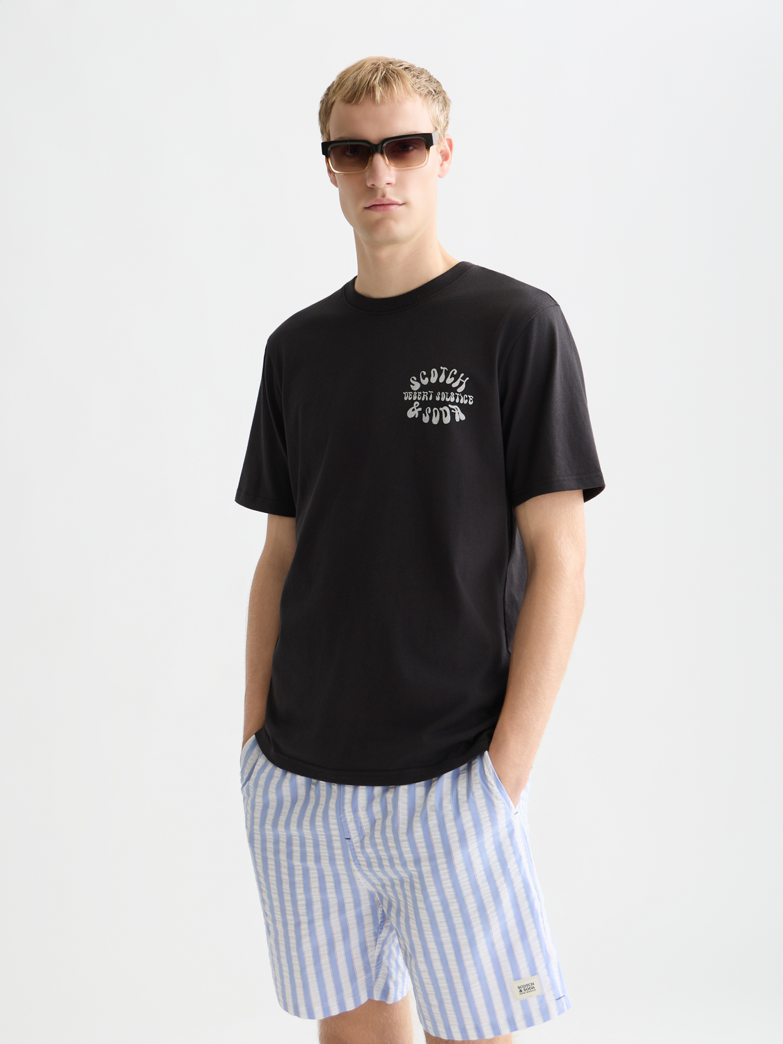 T-Shirt mit Artwork auf der linken Brustseite, normale Passform