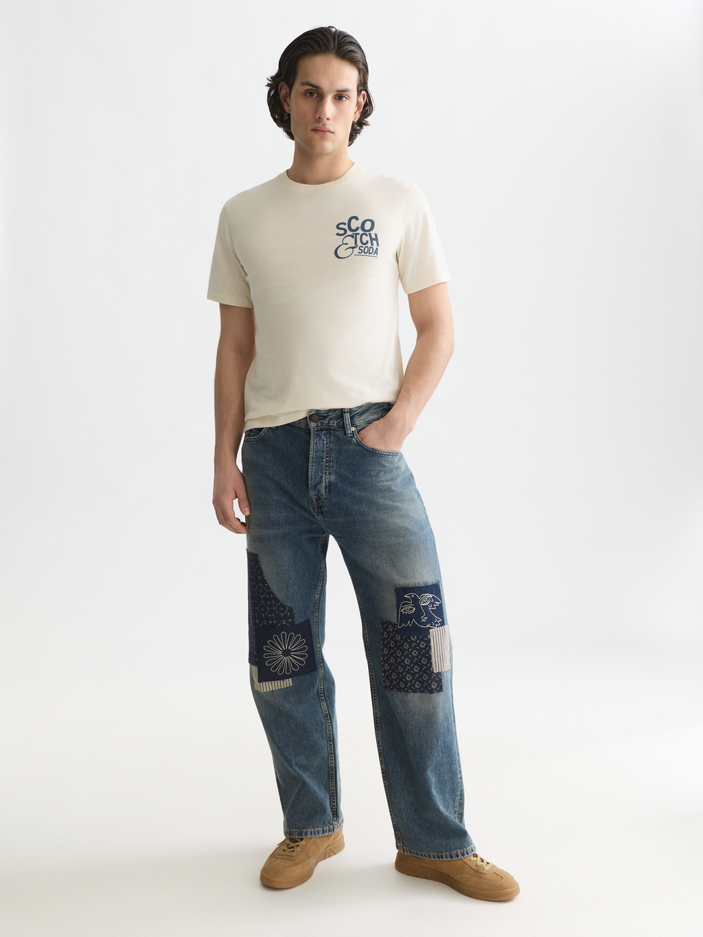 T-Shirt mit Artwork auf der linken Brustseite, normale Passform