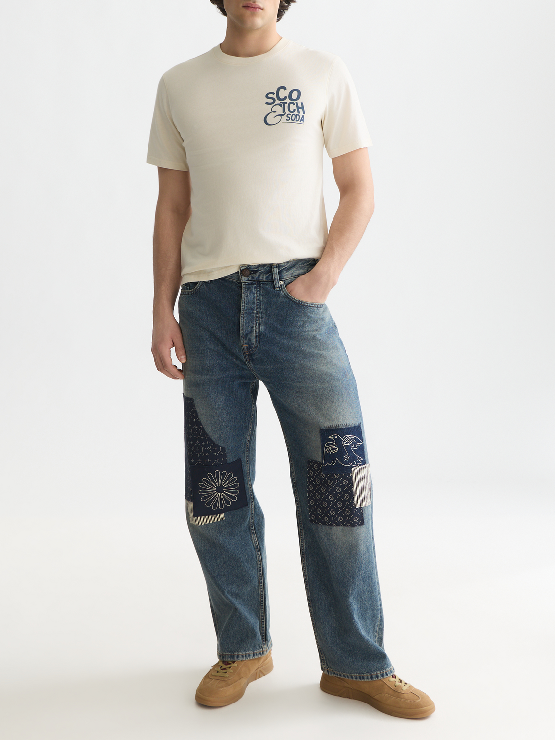T-Shirt mit Artwork auf der linken Brustseite, normale Passform