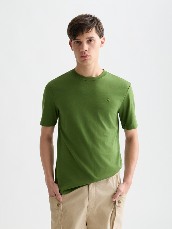 Seasonal Essentials —  Chest Logo Regularfit Tshirt