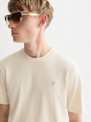 T-shirt coupe regular Essentials avec logo sur la poitrine