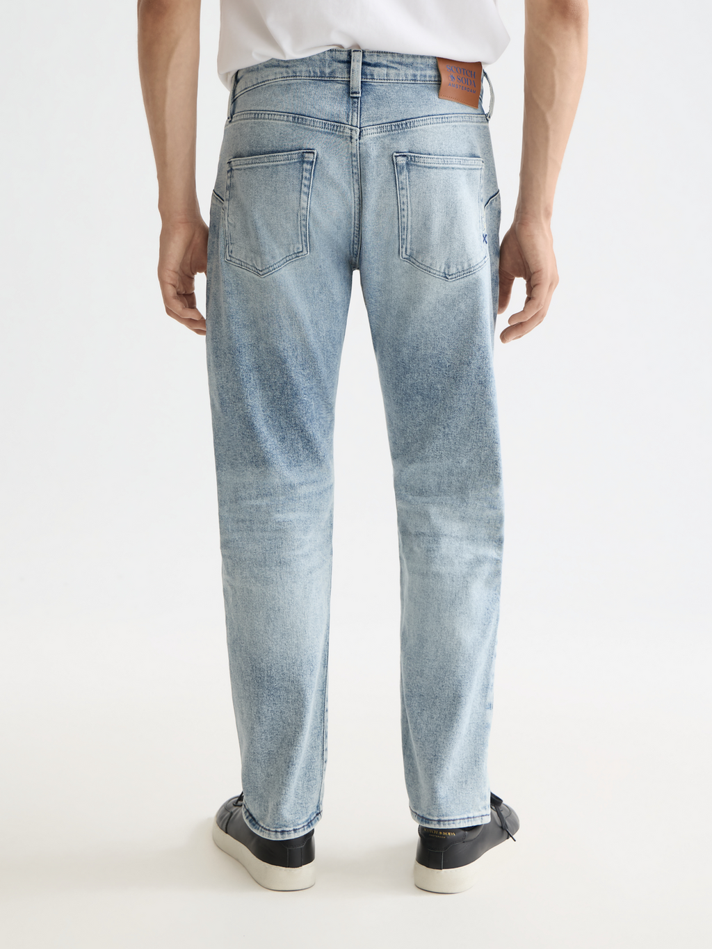 Essentials —  The Zee straight jeans — Blue Story