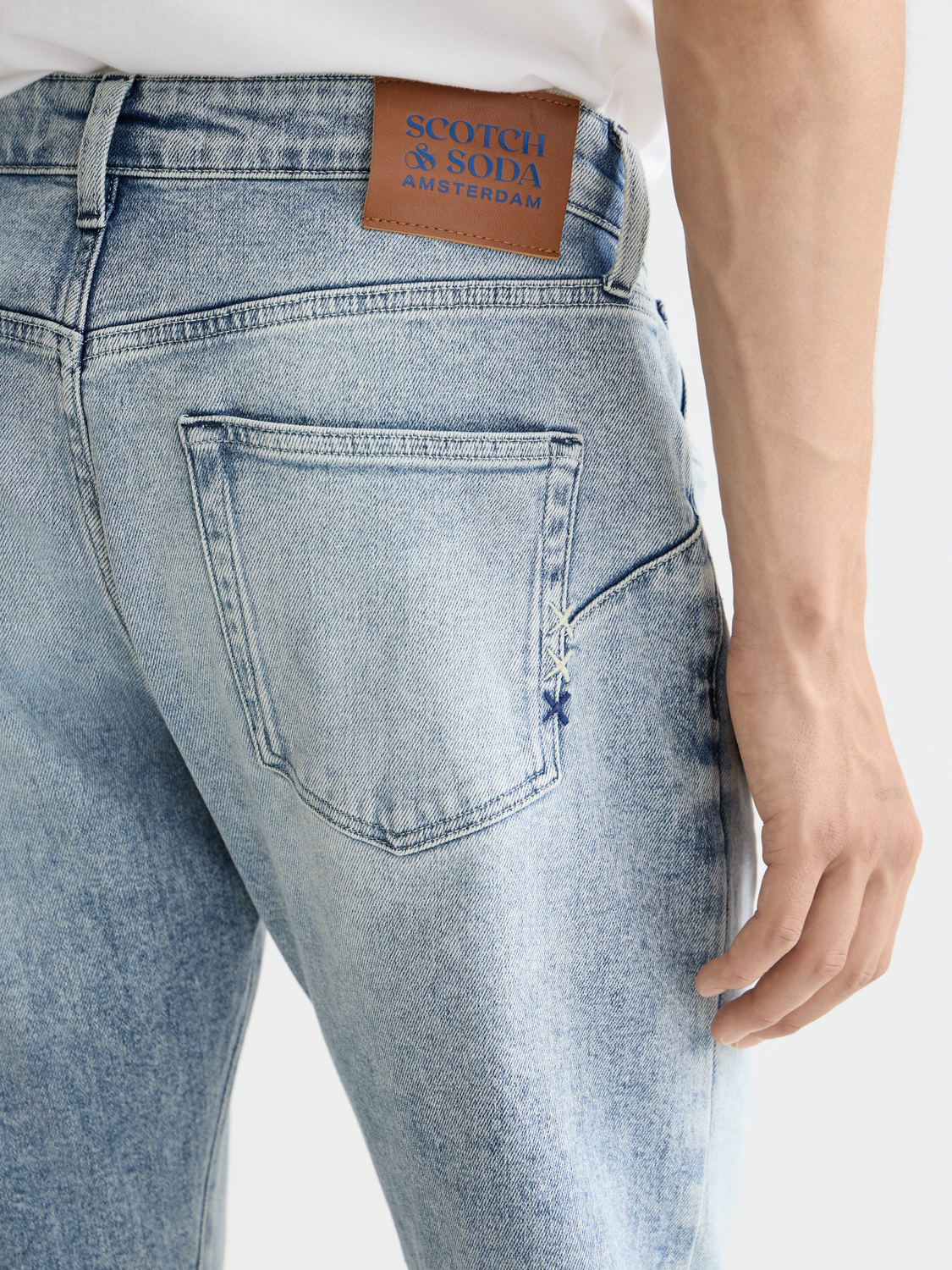Essentials —  The Zee straight jeans — Blue Story