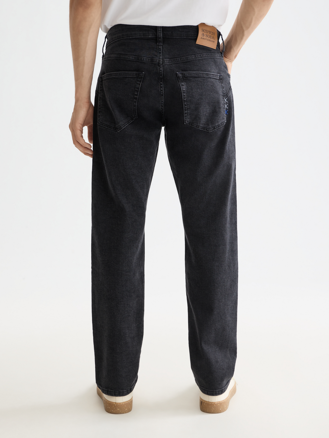 Essentials —  The Zee straight jeans — City Black
