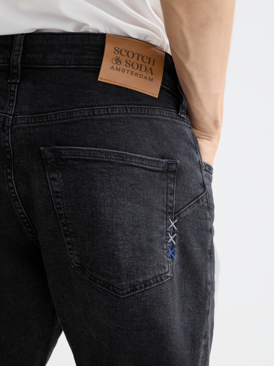 Essentials —  The Zee straight jeans — City Black