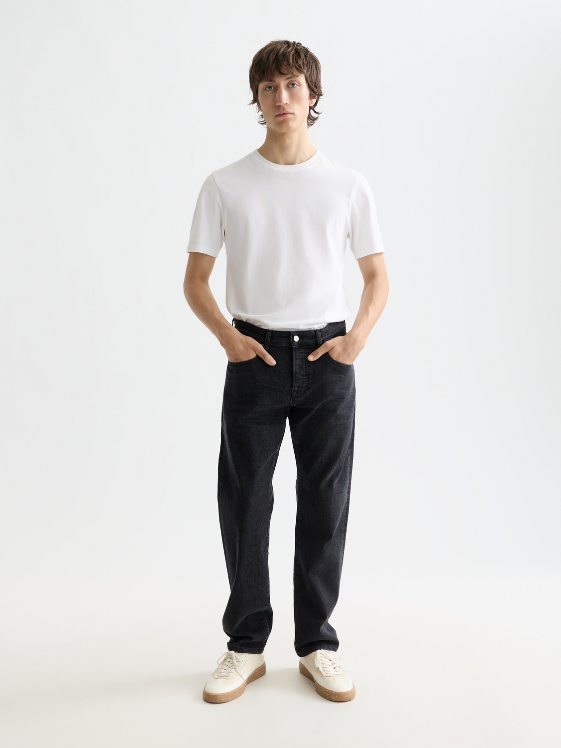 Essentials —  The Zee straight jeans — City Black