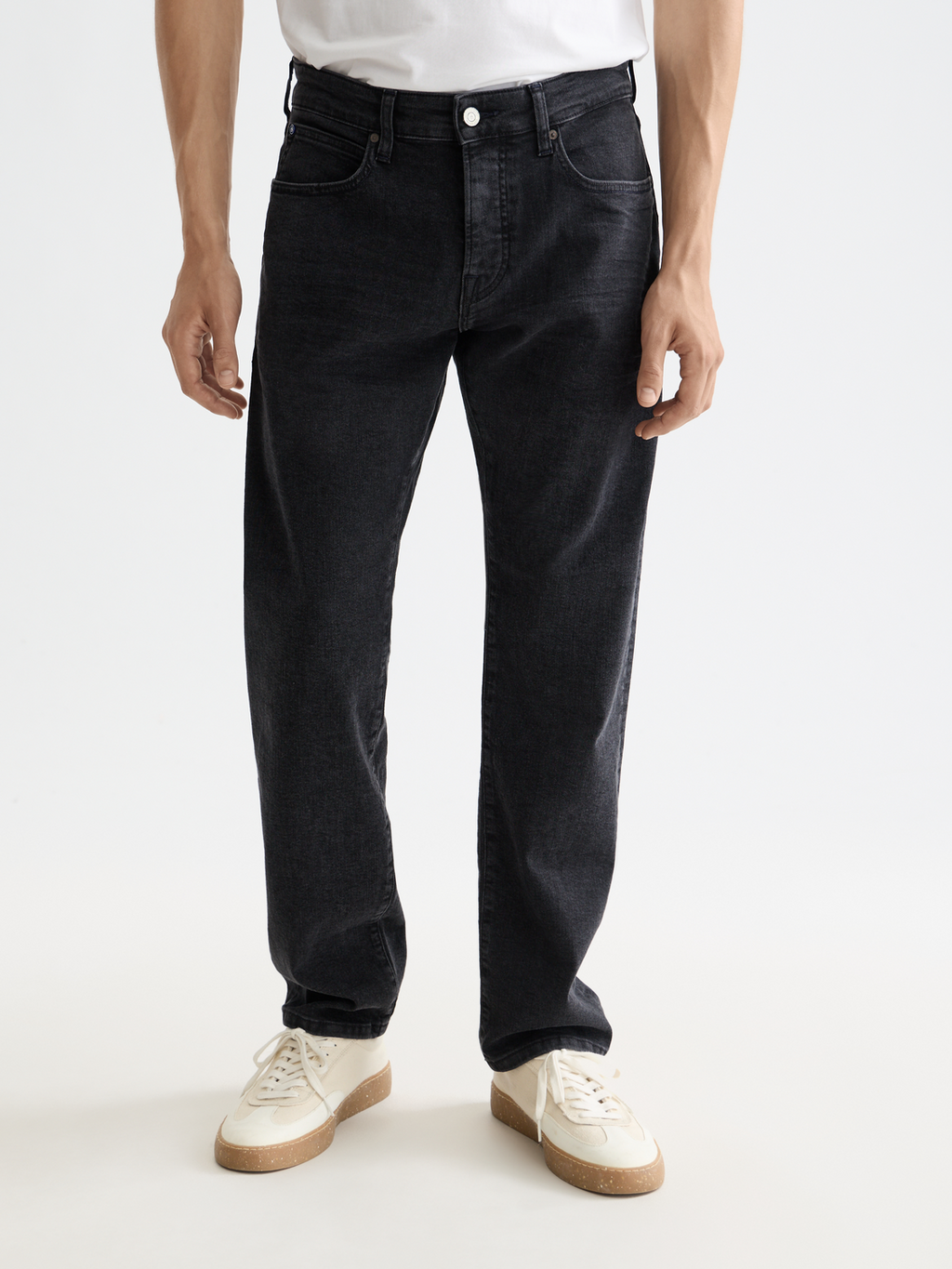 Essentials —  The Zee straight jeans — City Black