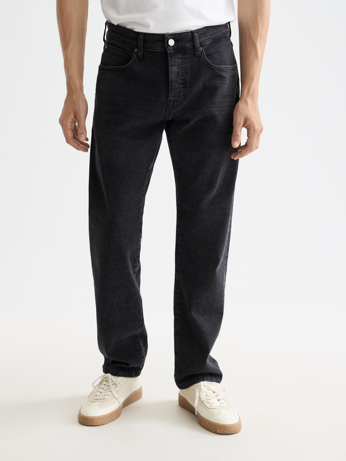 Essentials —  The Zee straight jeans — City Black