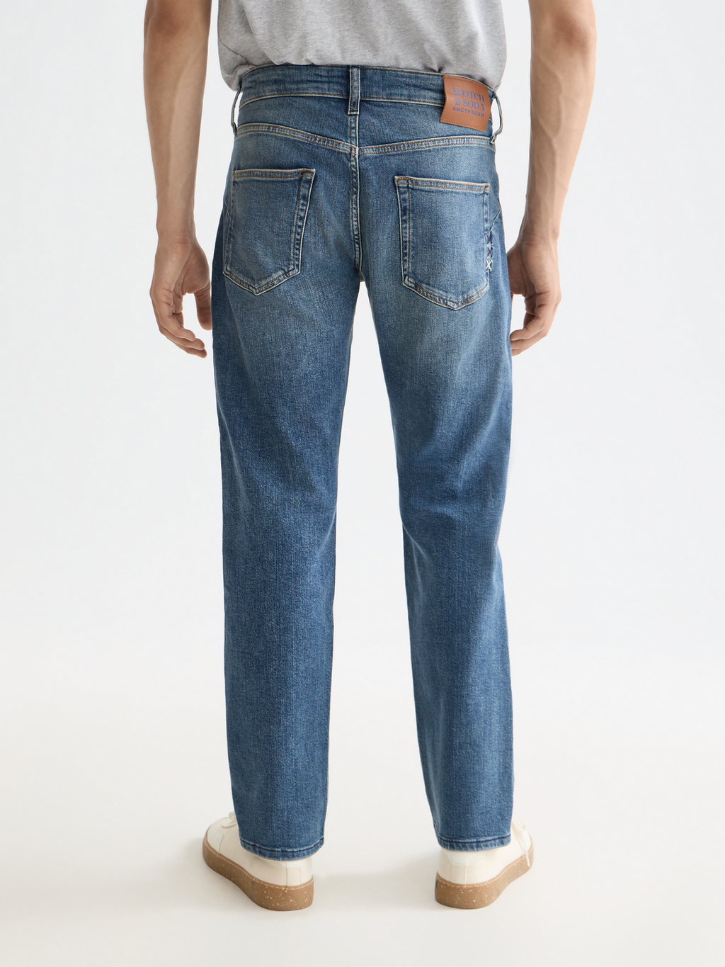 Essentials —  The Zee straight fit jeans — Blue Moves