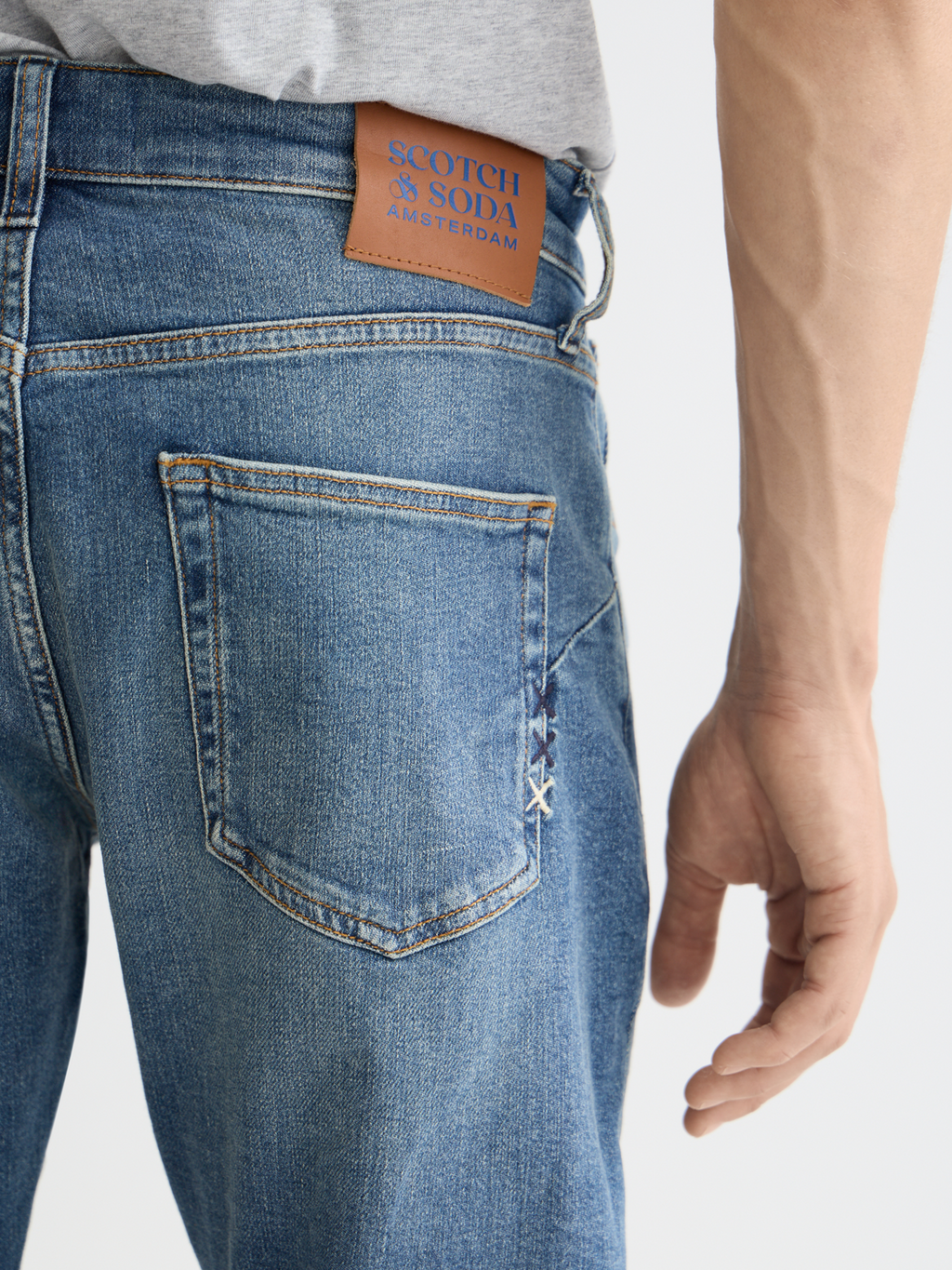 Essentials —  The Zee straight fit jeans — Blue Moves