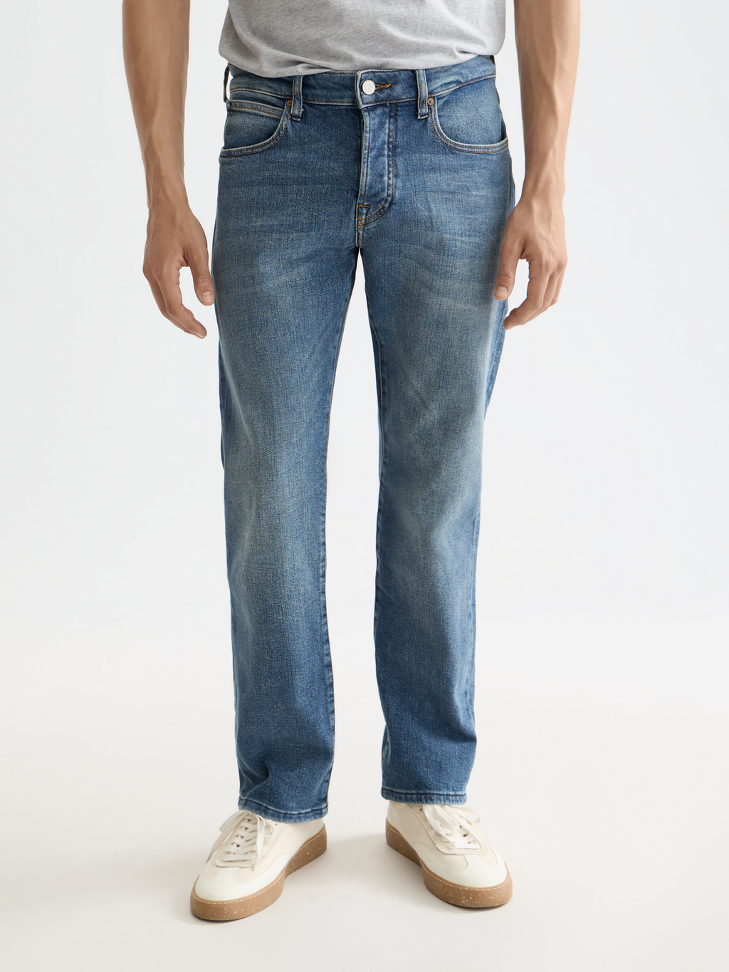 Essentials —  The Zee straight fit jeans — Blue Moves