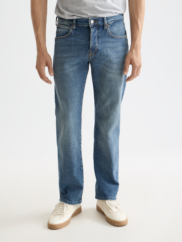Essentials —  The Zee straight fit jeans — Blue Moves