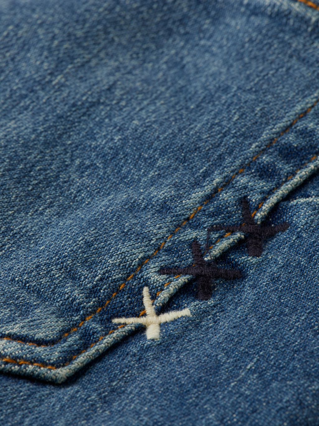Essentials —  The Zee straight fit jeans — Blue Moves