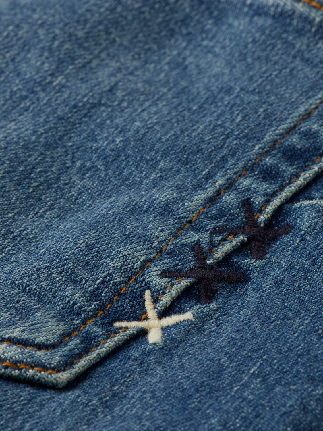 Essentials —  The Zee straight fit jeans — Blue Moves