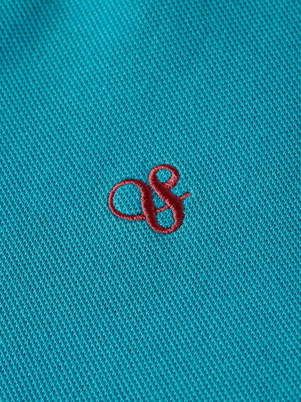 Polohemd aus stückgefärbtem Piqué mit saisonaler Logostickerei
