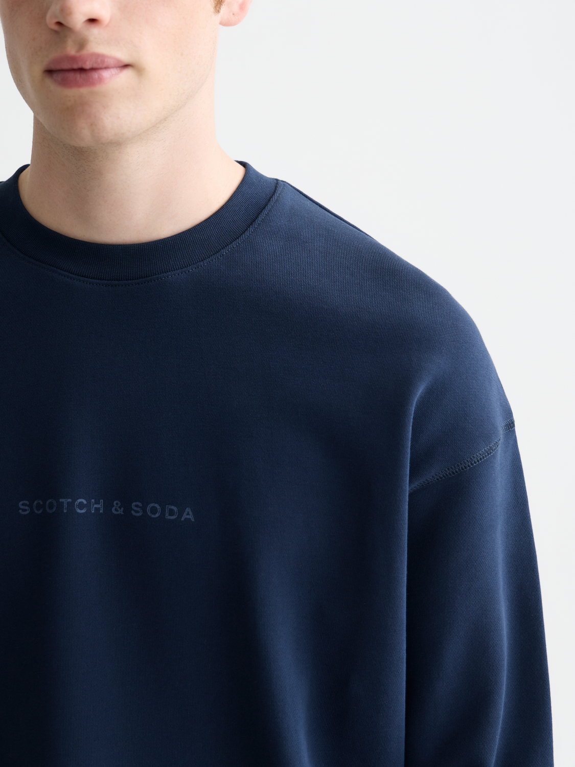 Lockeres Sweatshirt mit saisonalem Core-Logo auf der Brust