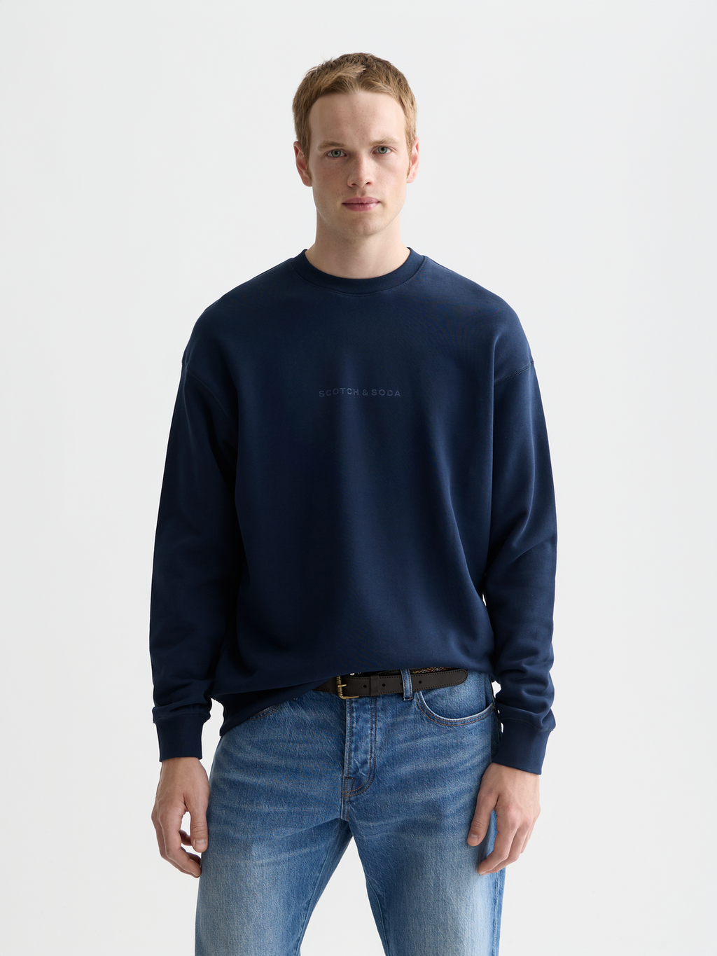 Lockeres Sweatshirt mit saisonalem Core-Logo auf der Brust