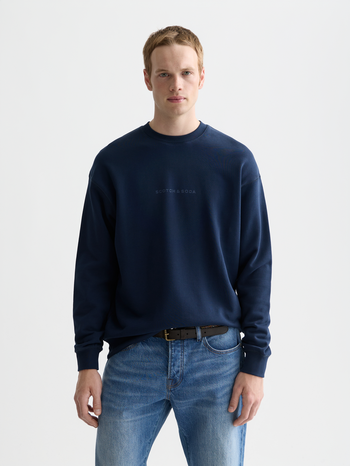 Lockeres Sweatshirt mit saisonalem Core-Logo auf der Brust