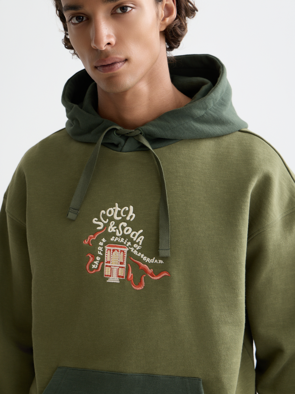 Der Relaxed-Fit Hoodie mit 40 Jahre Jubiläum Stickerei