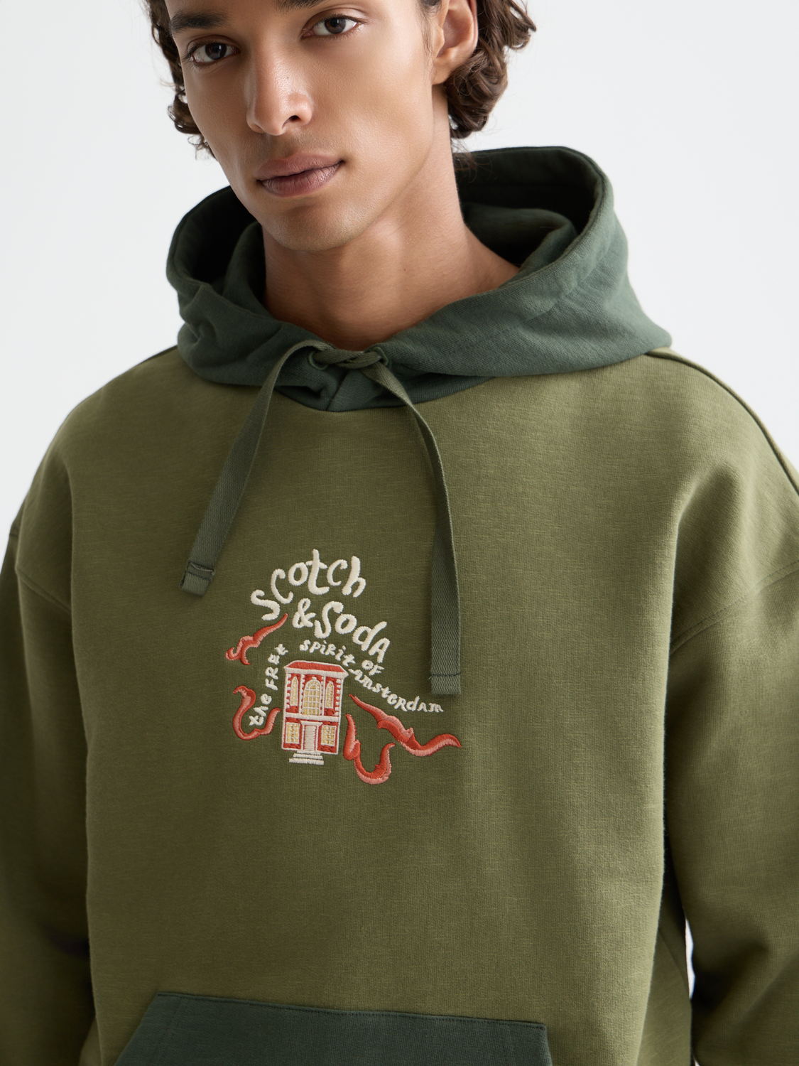 Der Relaxed-Fit Hoodie mit 40 Jahre Jubiläum Stickerei