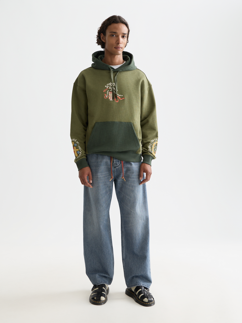Der Relaxed-Fit Hoodie mit 40 Jahre Jubiläum Stickerei