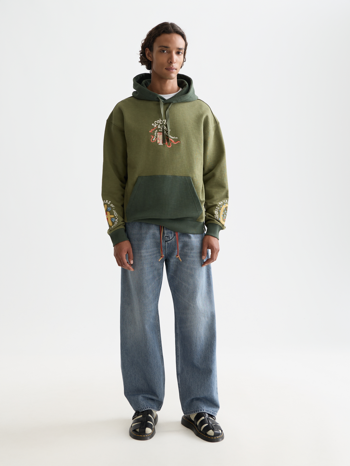 Der Relaxed-Fit Hoodie mit 40 Jahre Jubiläum Stickerei