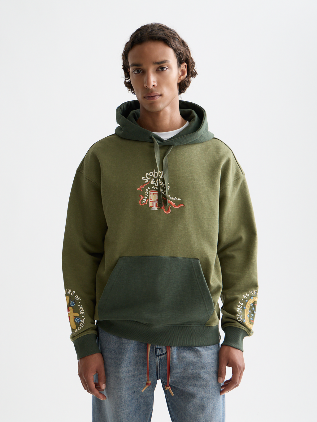 Der Relaxed-Fit Hoodie mit 40 Jahre Jubiläum Stickerei