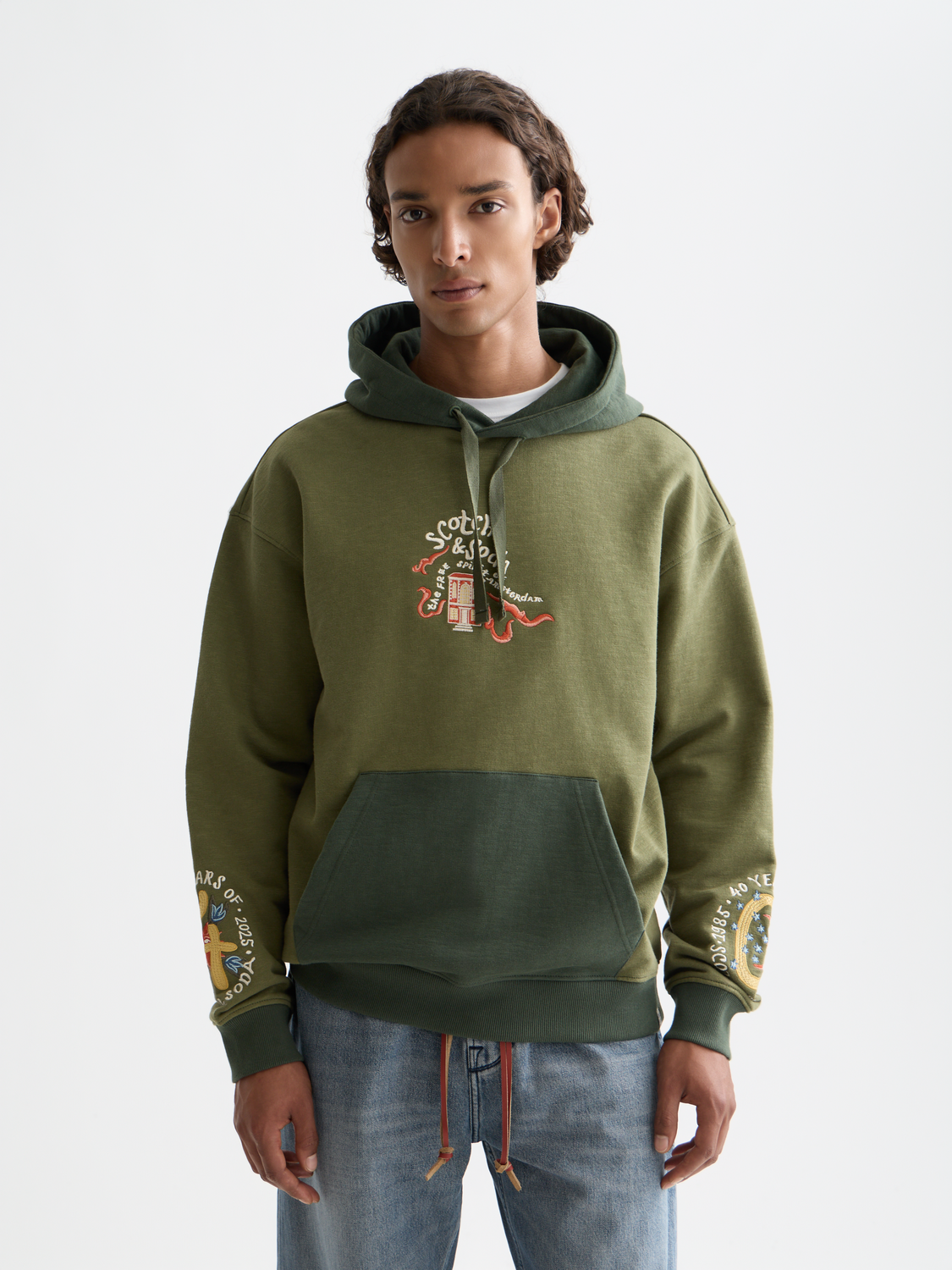 Der Relaxed-Fit Hoodie mit 40 Jahre Jubiläum Stickerei