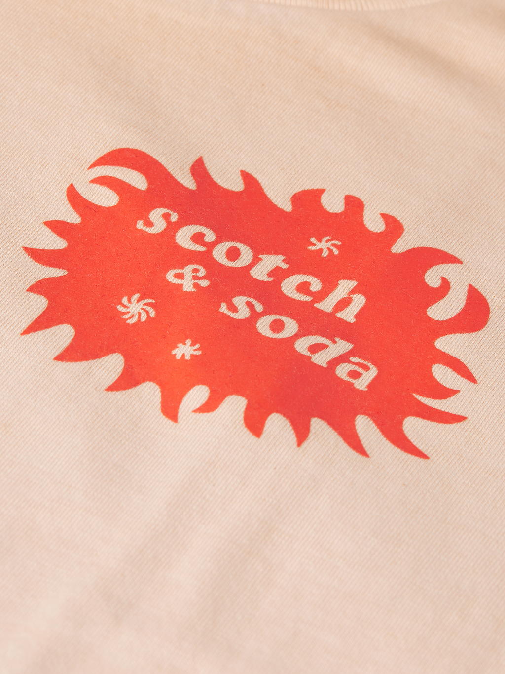 T-shirt délavé à la teinte coupe décontractée avec motif avant