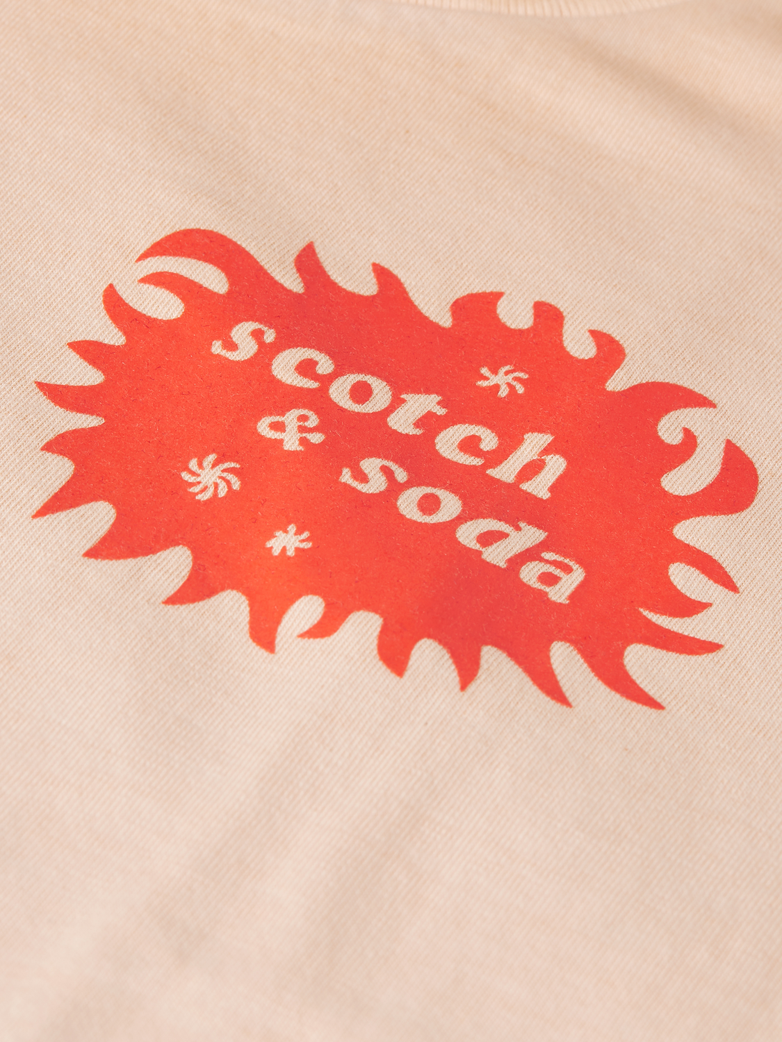 T-shirt délavé à la teinte coupe décontractée avec motif avant