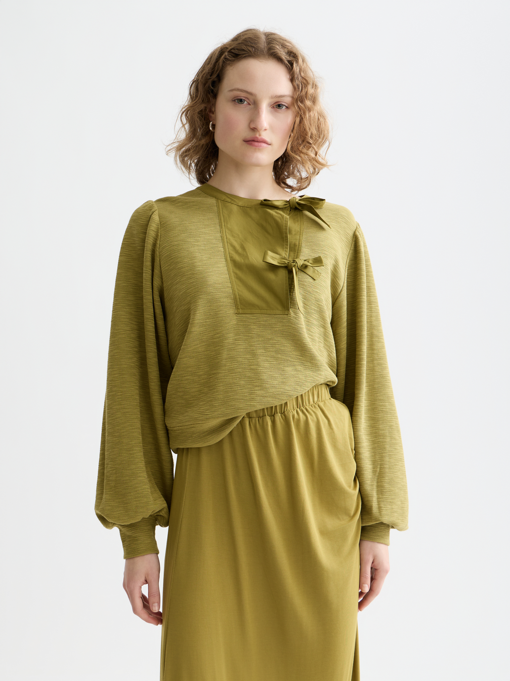 Sweat-shirt à encolure ouverte avec patte de boutonnage tissée sur le devant