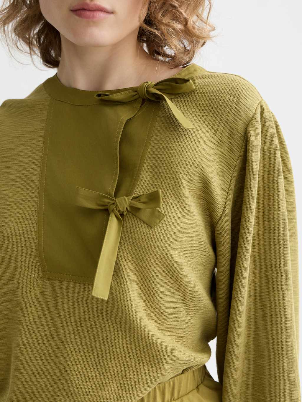 Sweat-shirt à encolure ouverte avec patte de boutonnage tissée sur le devant