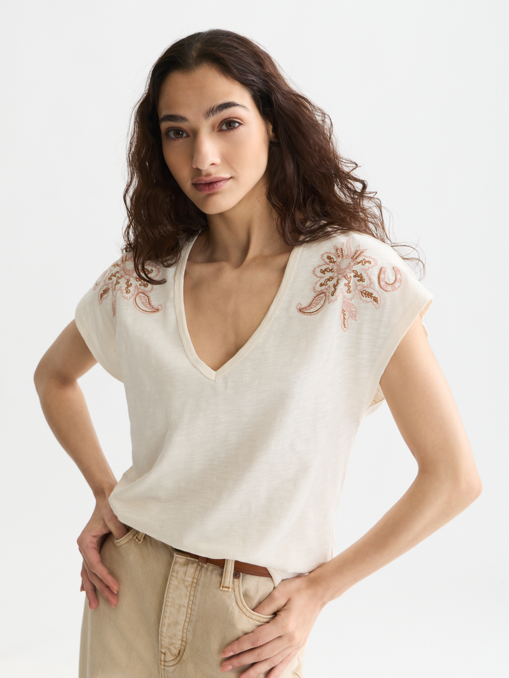 T-shirt col V brodé