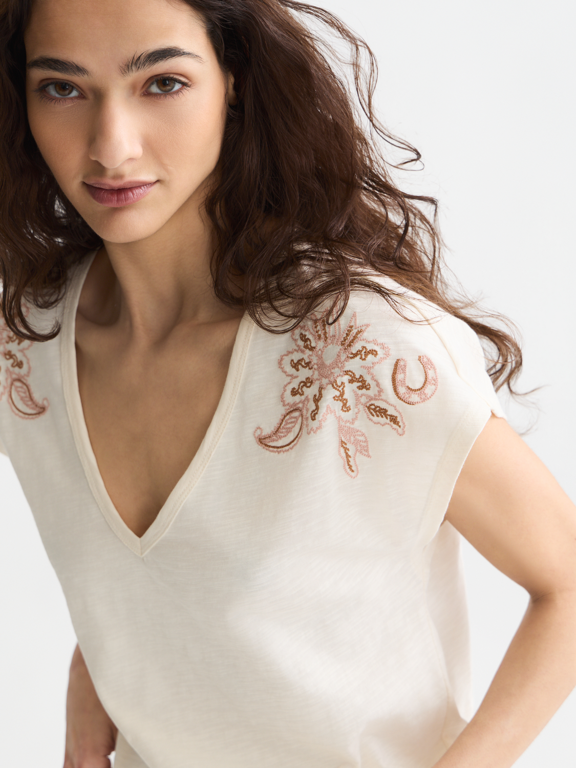 T-shirt col V brodé