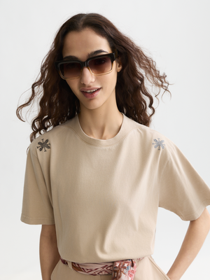 Gewaschenes locker geschnittenes T-Shirt mit Stickerei
