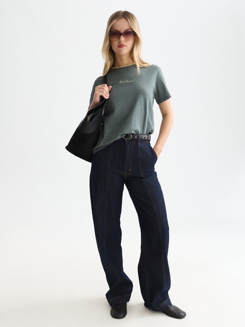 T-Shirt mit Bruststickerei und normaler Passform