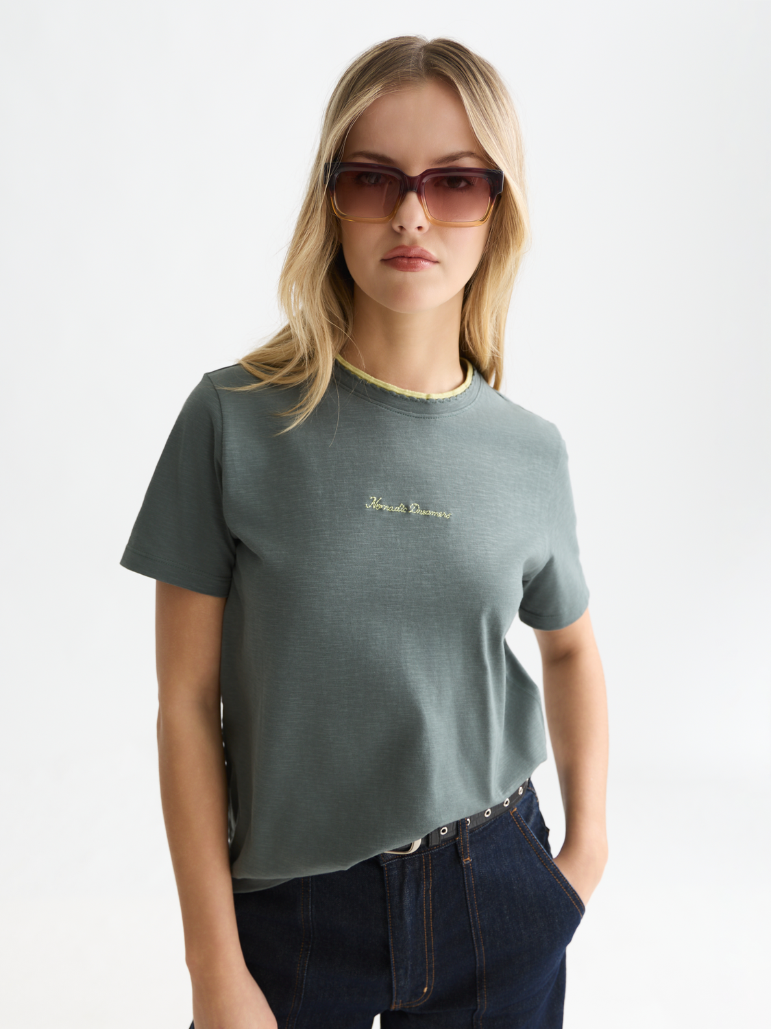 T-Shirt mit Bruststickerei und normaler Passform